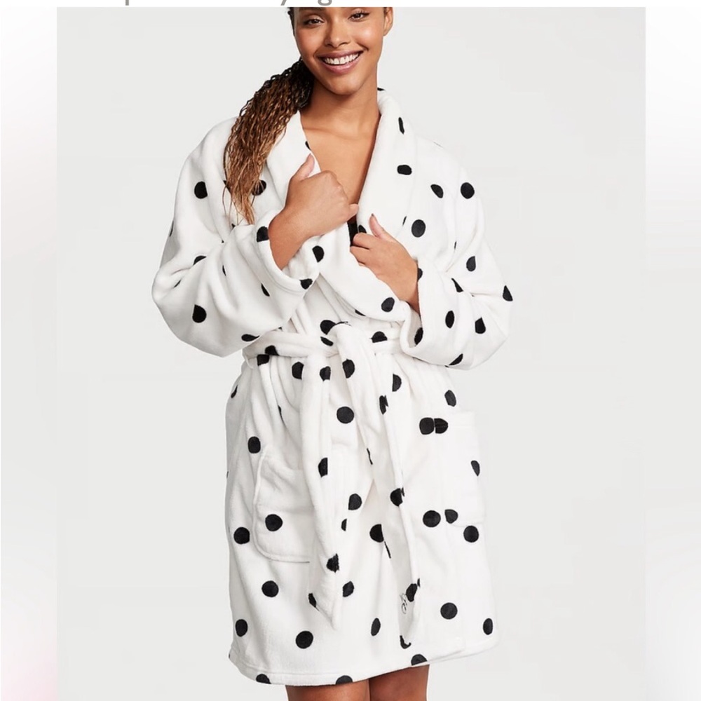 NWT Victoria’s Secret Cozy Short Plush Robe. Super soft & plush. 100% polyester